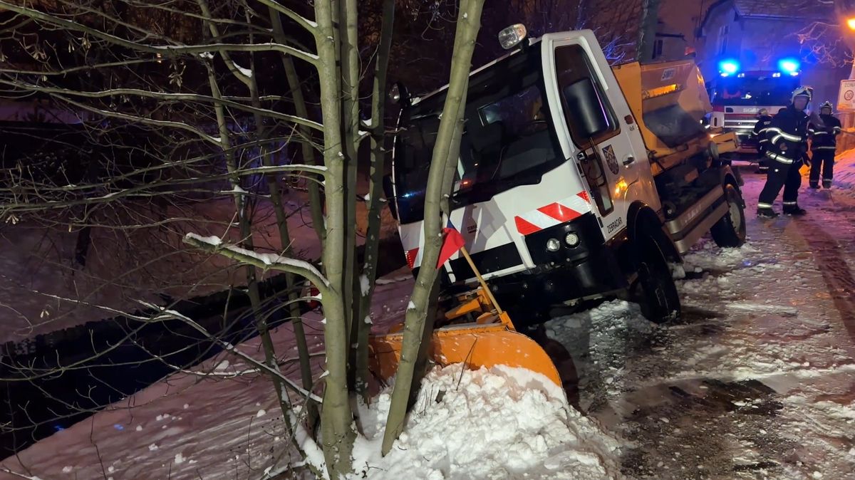 Sníh v Praze: autu hrozil pád ze srázu, sypač havaroval u nádrže